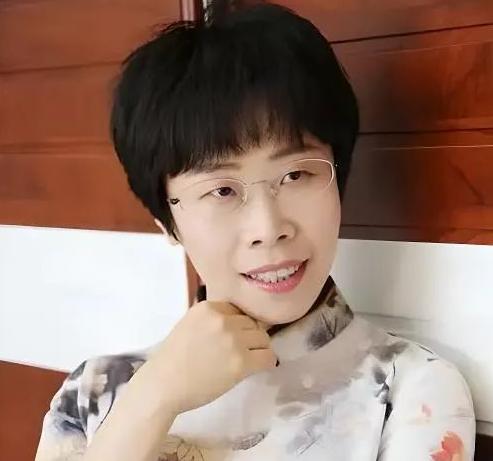 北大才女蒙曼48岁至今未婚，朱迅问她：“你最想嫁给谁？”没想到，她脱口而出说的一