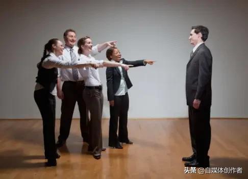 职场人缘的底层逻辑，藏在每一句不起眼的招呼里
 
职场行走，有人顺风顺水左右逢源