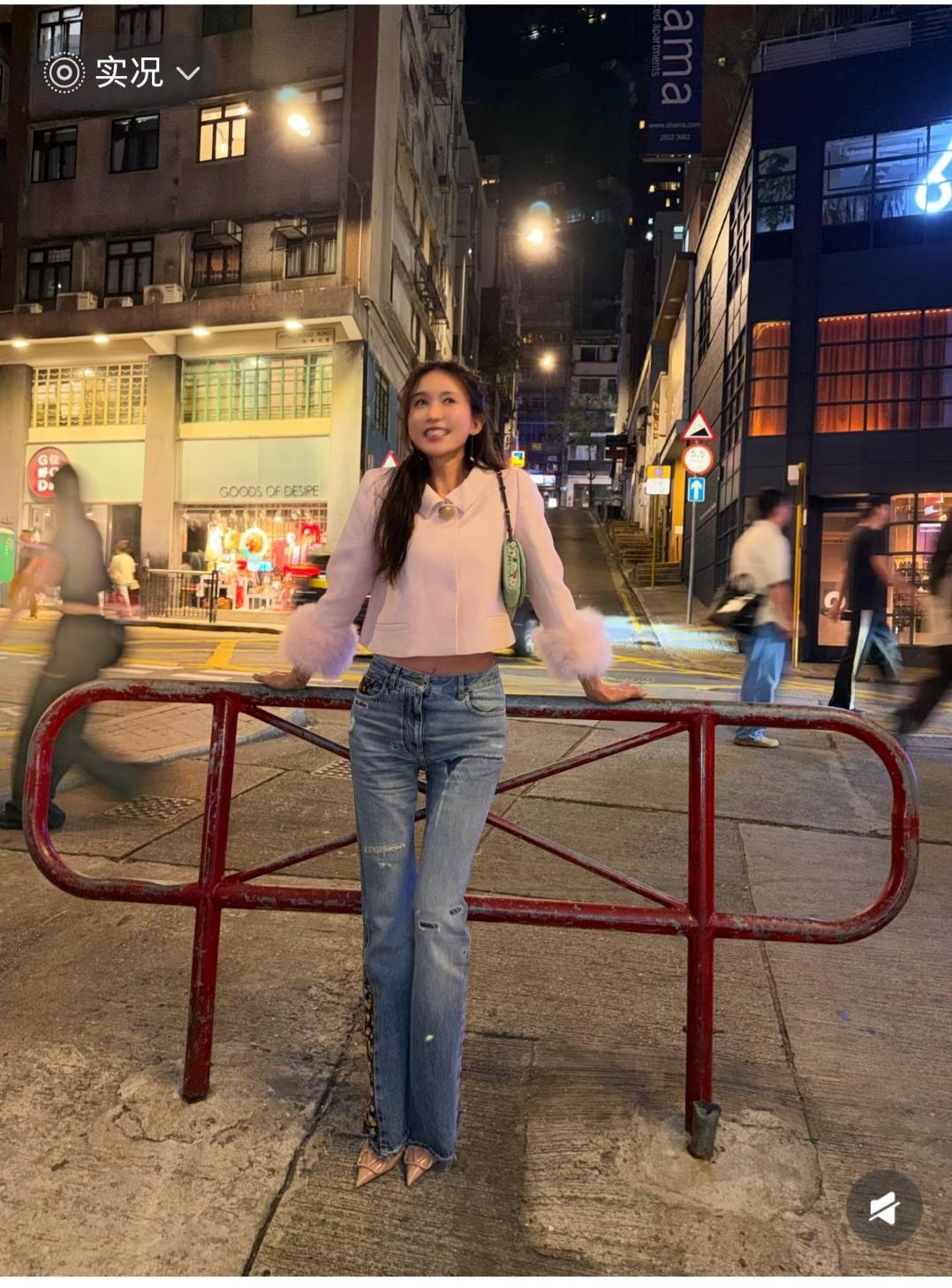 林志玲，永远都是小女生的样子，要是换双鞋子就更减龄了。