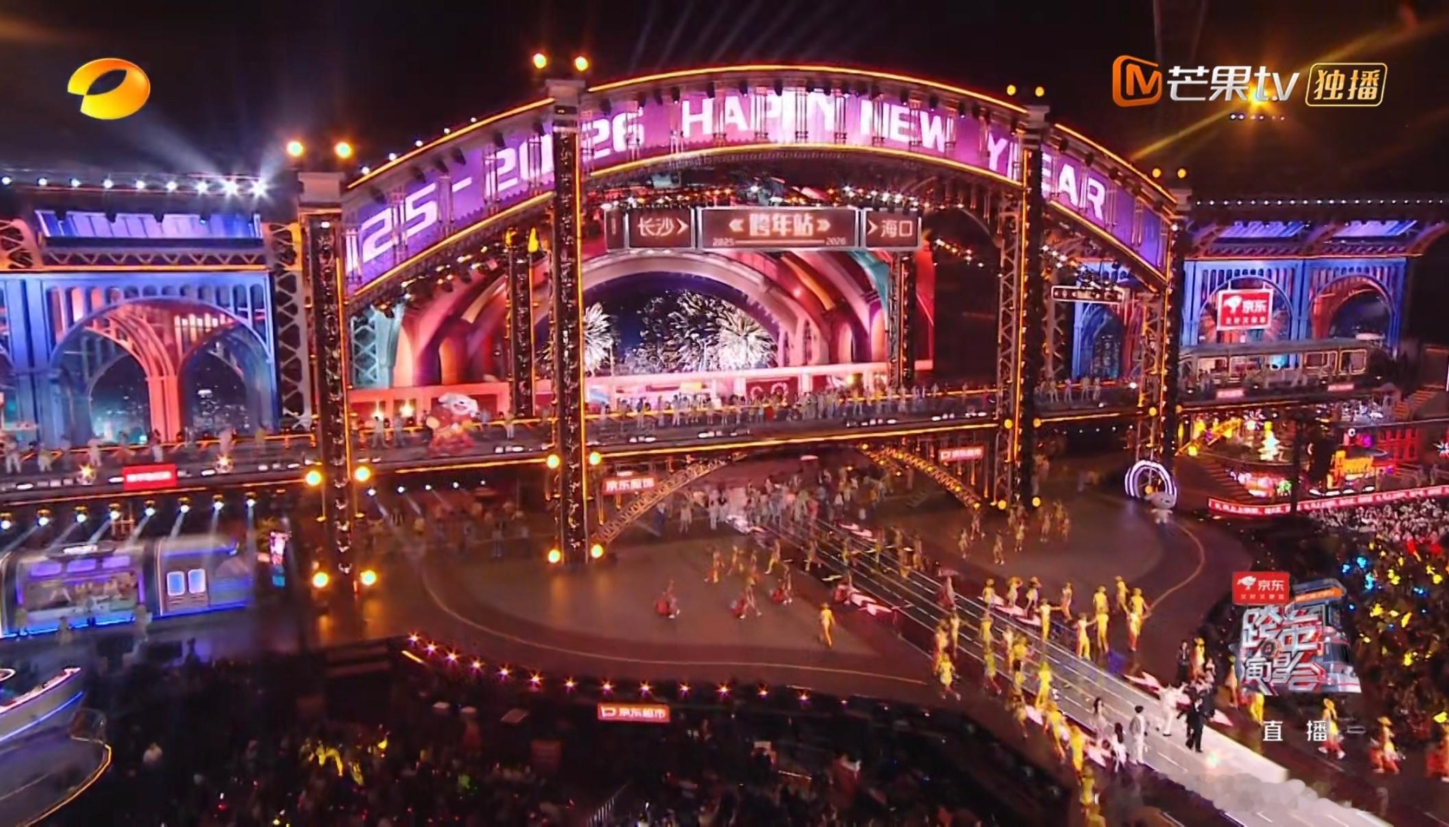 湖南跨晚造型名场面的“骐骥红”太喜欢了王鹤棣、檀健次的红装荷尔蒙爆棚张凌赫的妆造