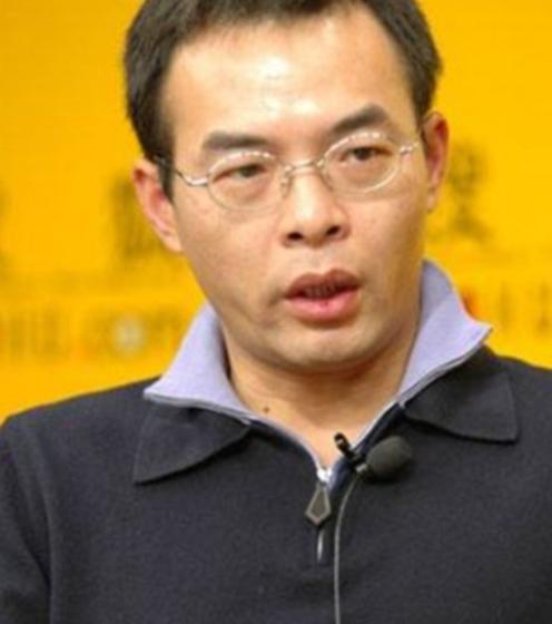 2004年，“天上人间”大老板覃辉开车和一坐着大人物的老轿车相撞，他下车就跟对方