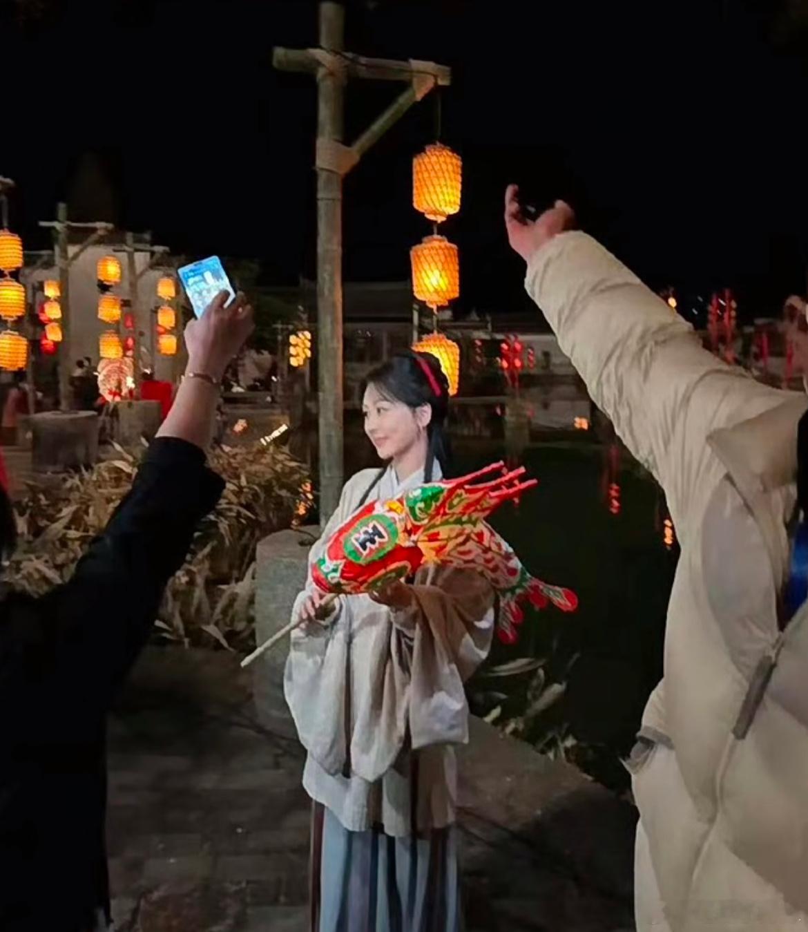 杨紫家业路透，好喜欢这个造型，好有古朴感。我已经不喜欢国色了，我要买股家业。 