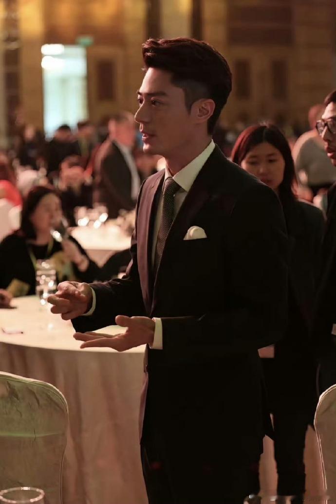 霍建华新剧为自己预制葬礼谁看了不说一句马丁是硬核打工人啊！接到工作电话当场复活，