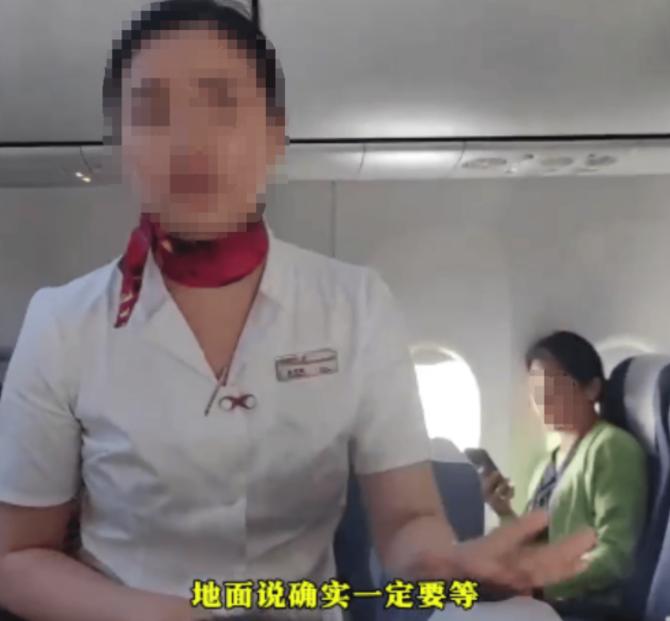 7月26日，某航班到时间不起飞，苦等三小时外国人登机后立马准备起飞，乘客询问时却