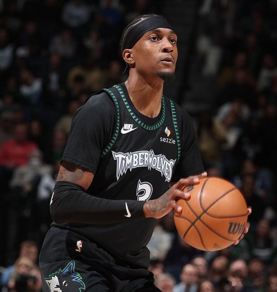 NBA季后赛历史中，在终结系列赛的比赛里拿到30+分、10+篮板、2+抢断且0失