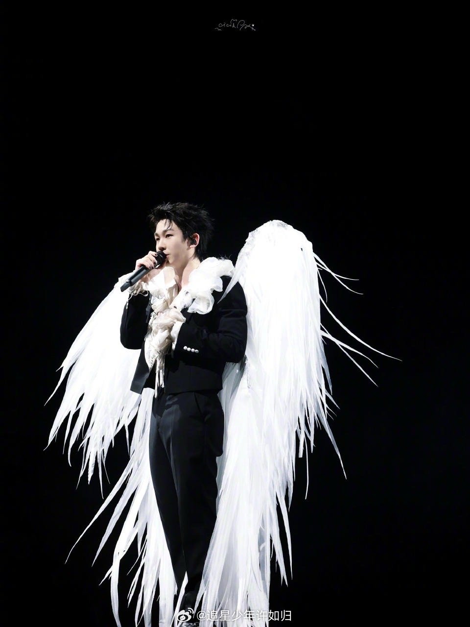 白举纲背了维密翅膀 好大一对维密翅膀背上身，白举纲直接化身降落人间的天使。在台上