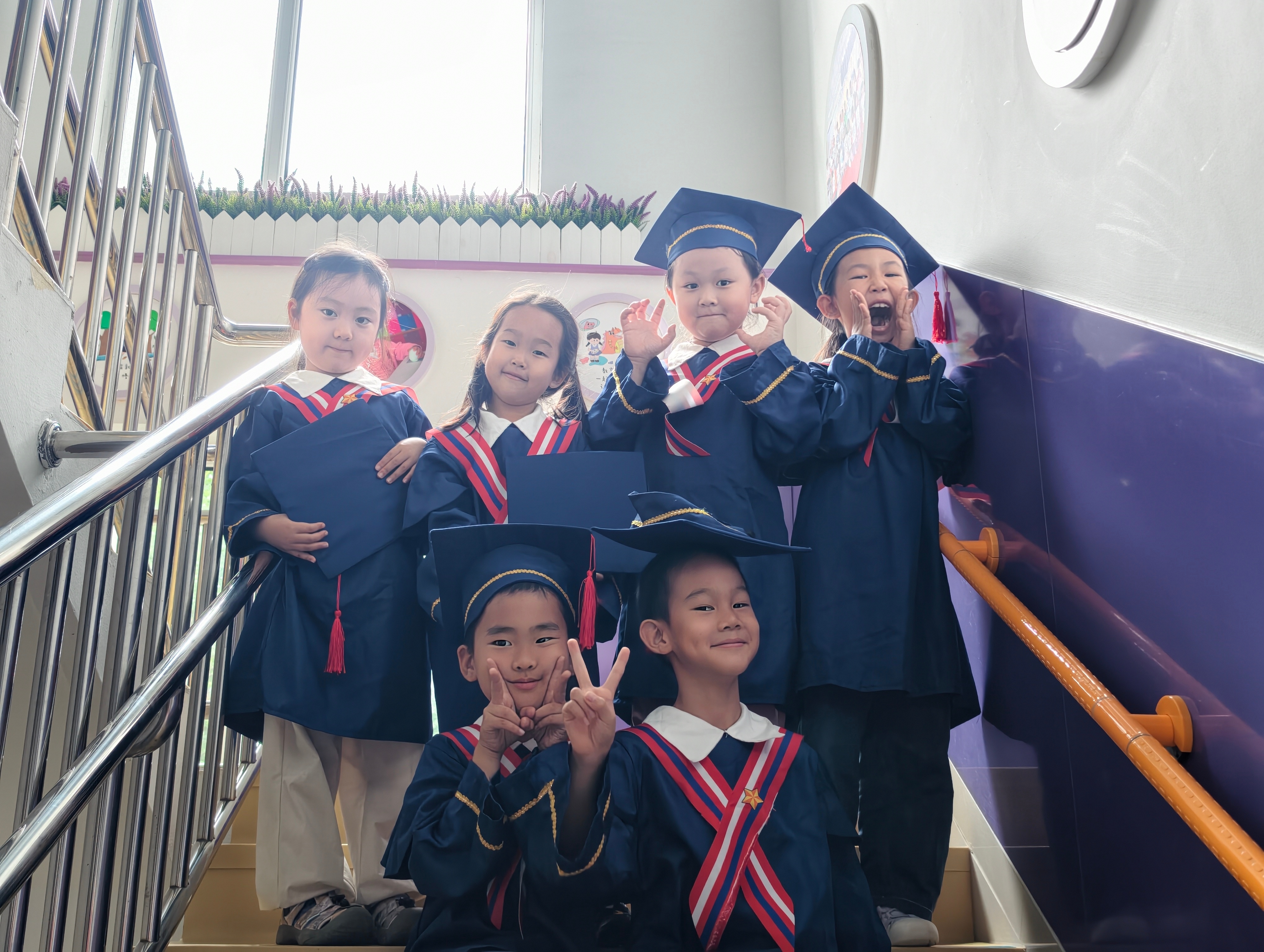 桃桃说：幼儿园的最后一天，老师第一次给他们看真正的动画片，午睡时间变短了，游戏时