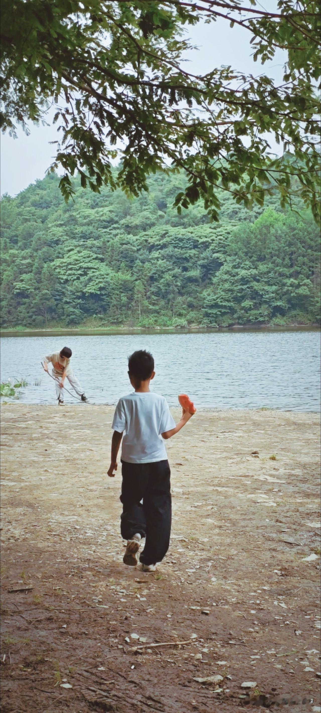 夏天对于孩子来说就是漫长的暑假。太阳强烈，水波温柔，林间搭个吊床，睡一会儿。捧着