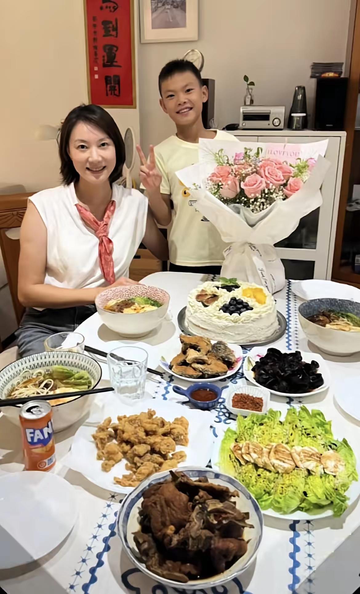 谢杏芳西班牙家里过生日，她为儿子保住了一个完整的家。当初如果一怒之下和林丹分了，