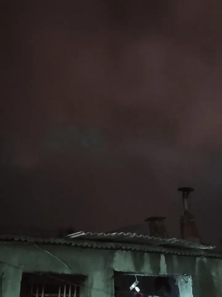 下面的四张照片都是在今天晚上八点半拍摄的，肥城市潮泉镇梦幻桃花源激光灯照射到空中