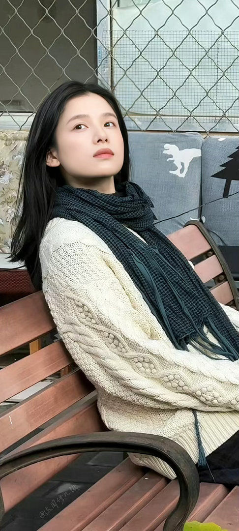 张婧仪一句话总结野狗骨头前四集野狗骨头 “我妈跟他爸同居，现在我妈跑了他爸死了”