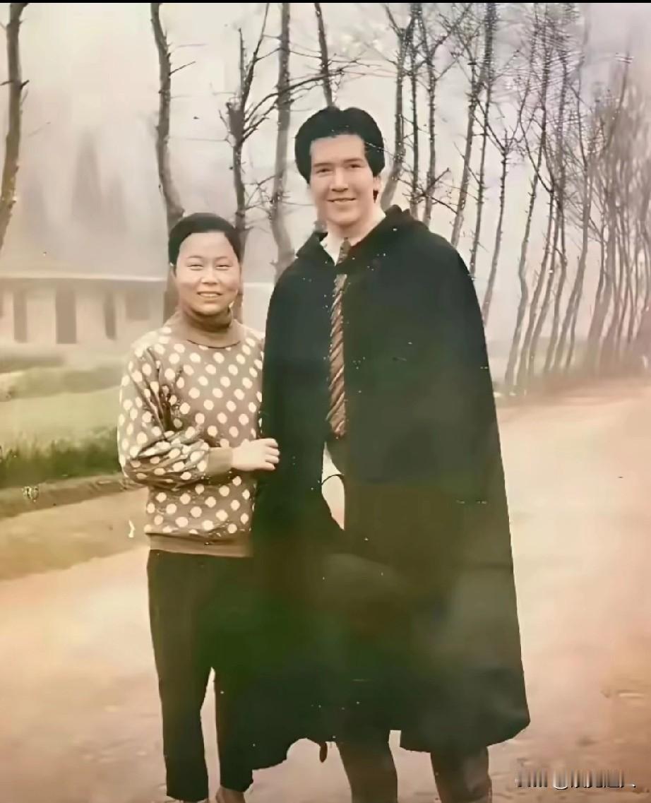 62岁费翔至今未婚无子？背后原因看哭了！
 
谁能想到，舞台上光芒万丈的费翔，至