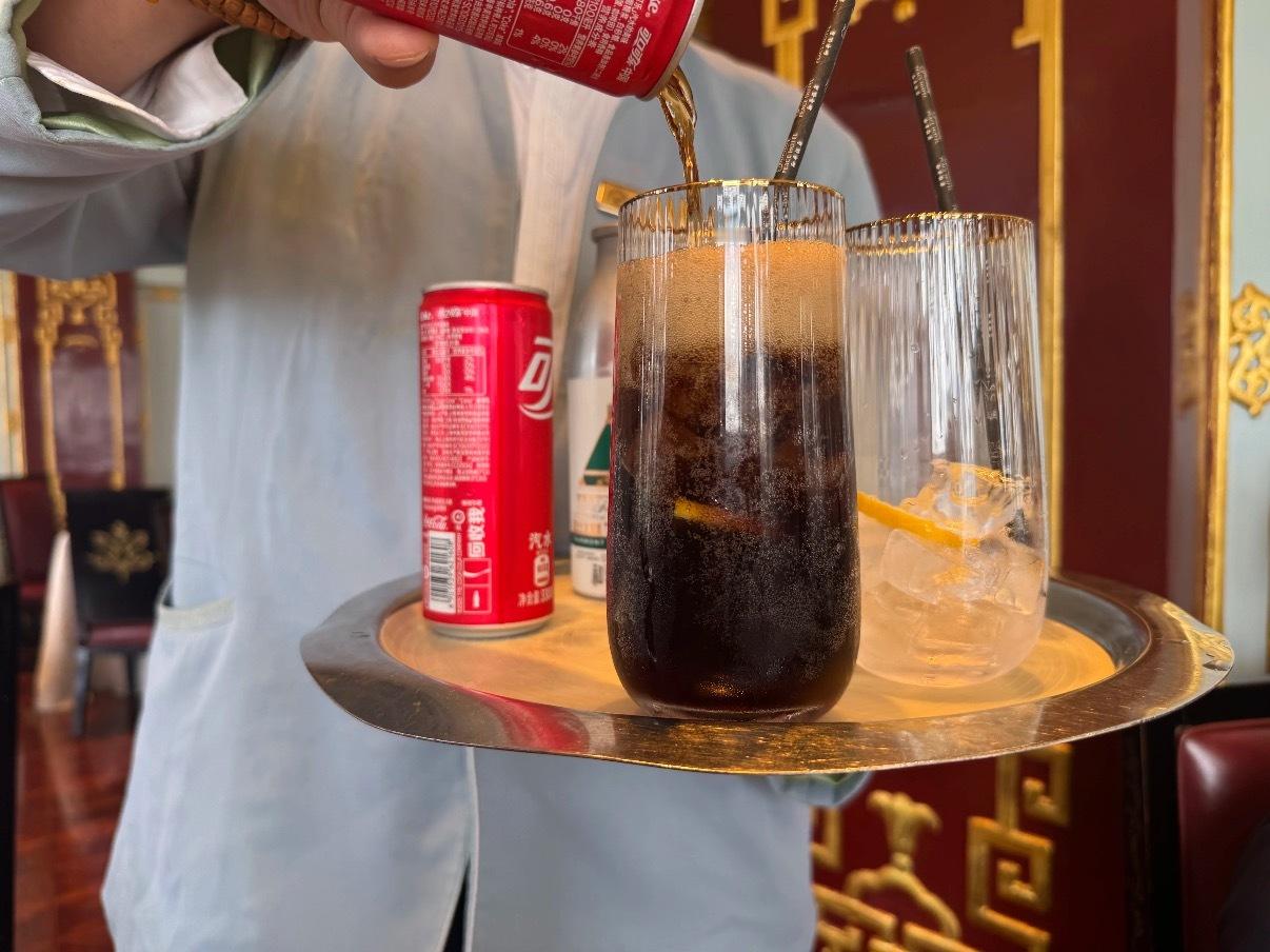 外卖战0元：禁止，破坏市场可乐一杯50元：顾客愿意买单就行[微笑]市监局回应上海