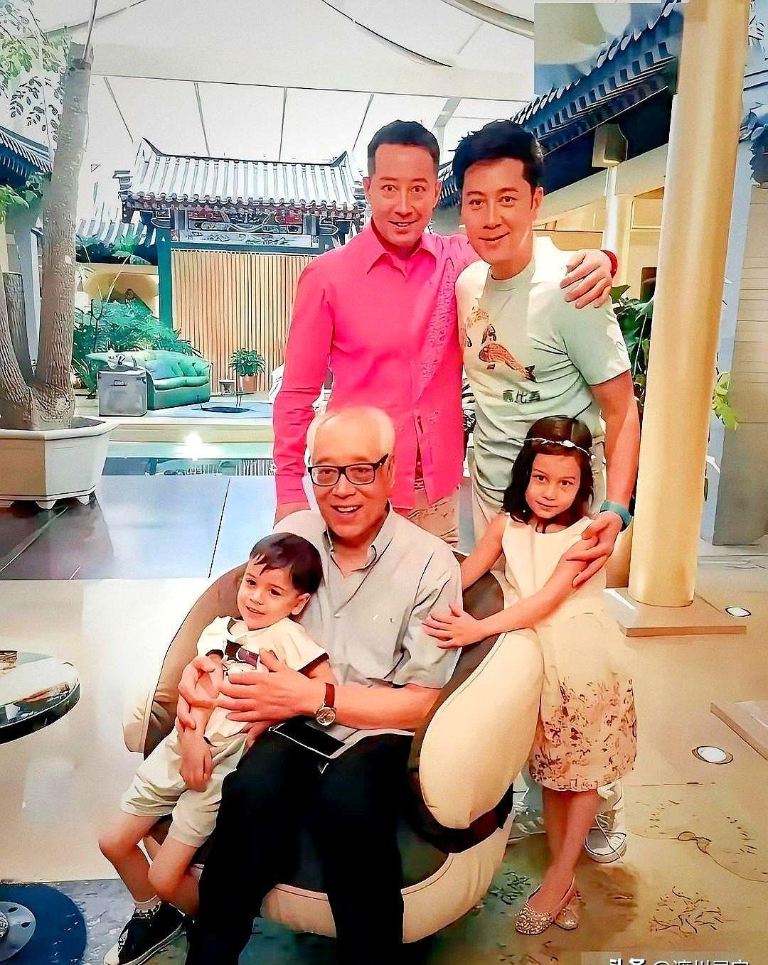 亲哥给亲弟发了整整20年工资，按月打钱，雷打不动。

蔡国庆这波操作，直接把亲戚