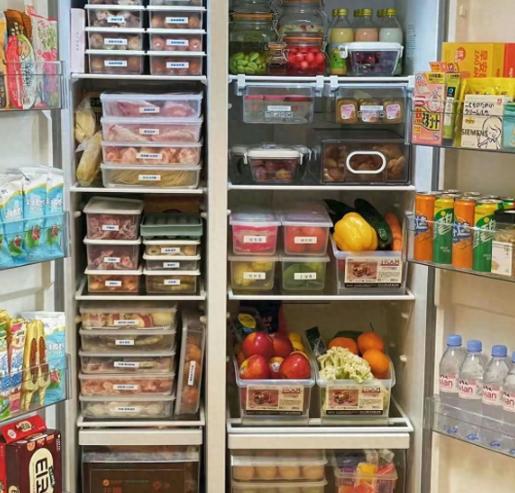 去闺蜜家借根葱，打开她家冰箱那一刻，我愣住了。我家冰箱塞得跟垃圾场似的，塑料袋套