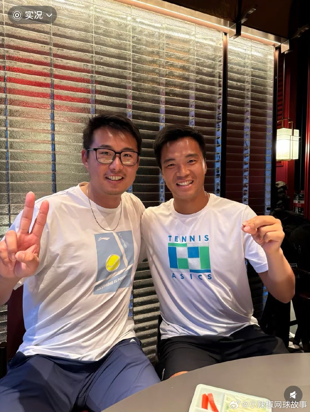 张择变成胖大叔了？都有一点不认识了。张择刚刚出道的时候很帅很迷人。有一年中网，他