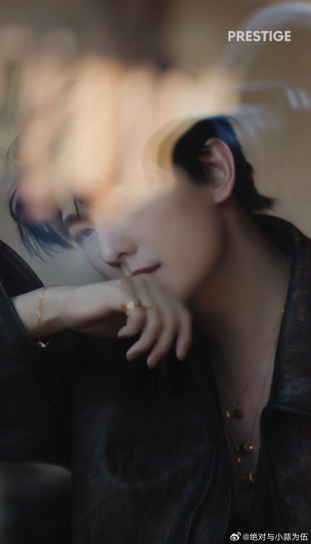 杨洋是真不拿我当外人 杨洋新大片福利拉满！蓝色波点睡衣慵懒惬意，白西服领口微开超