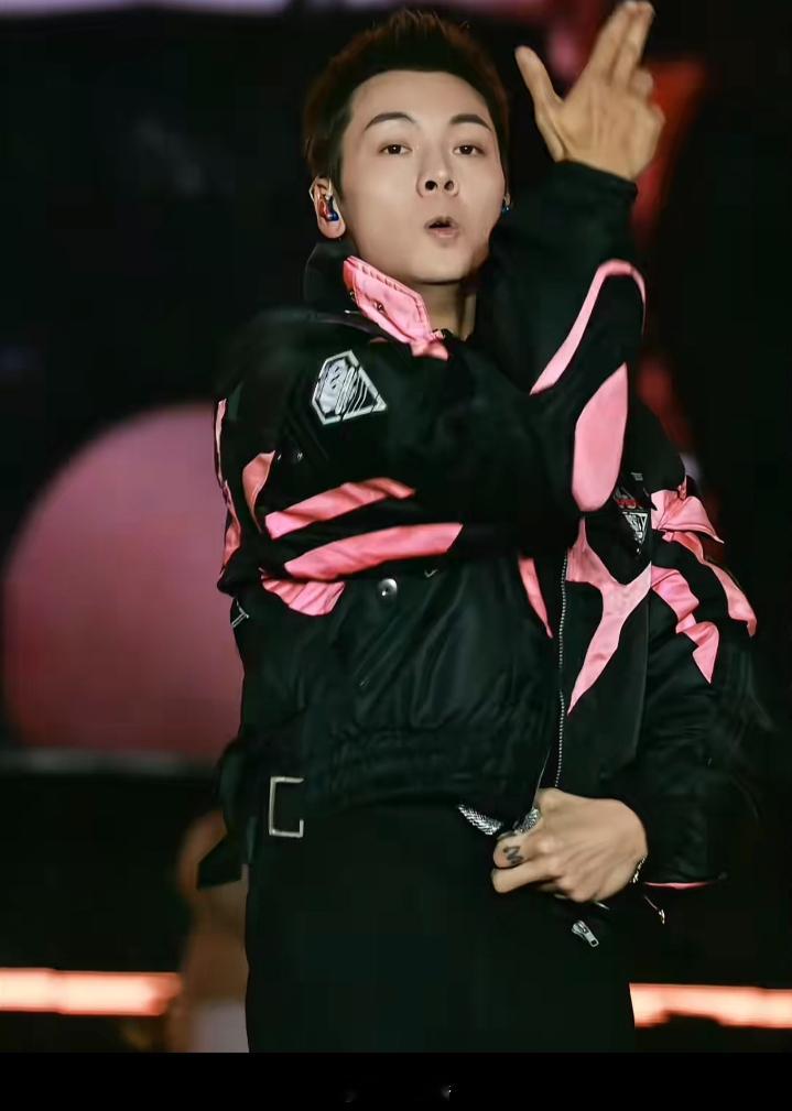 连表情都在用力 