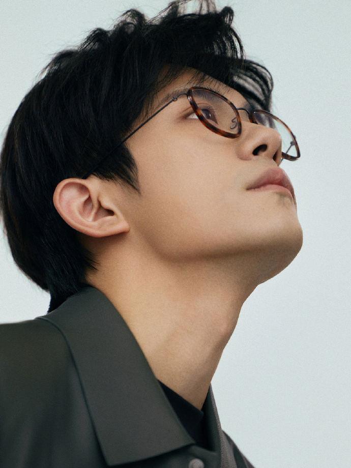 易烊千玺的拍摄花絮 易烊千玺此心安处一片秋澄 易烊千玺的拍摄花絮，易烊千玺此心安