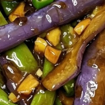 苏新皓茄子烧豆角做法简单到厨房小白闭都能轻松拿捏：1️⃣ 茄子切条撒盐腌10分钟
