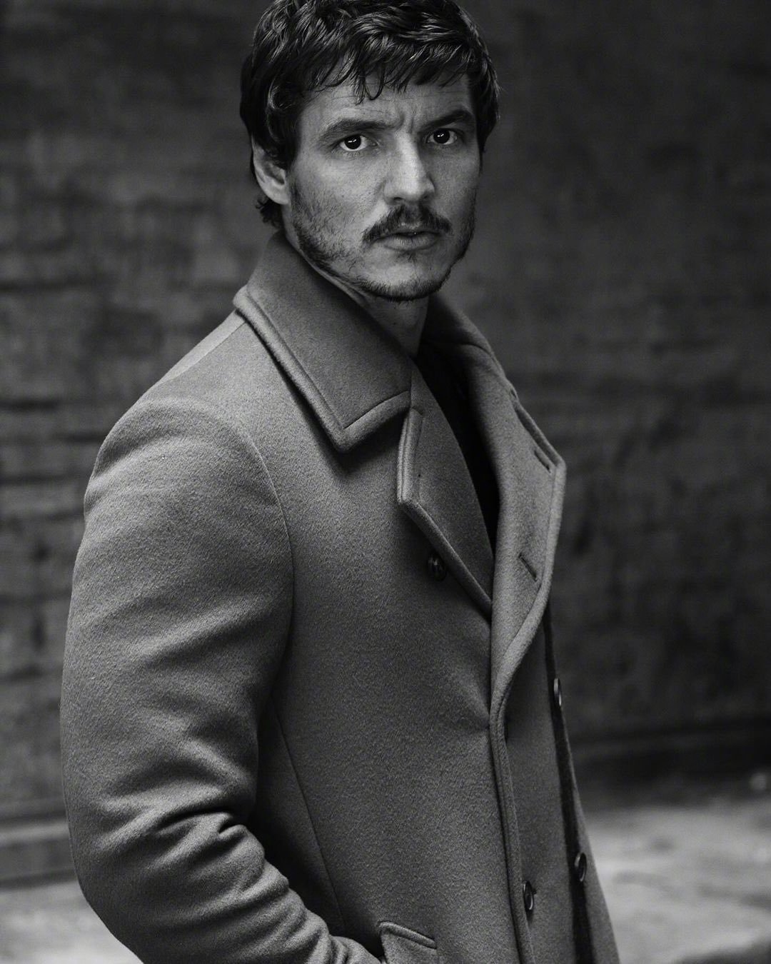 #PedroPascal[超话]# 旧照系列的新图分享[羞嗒嗒]：摄影师Anth