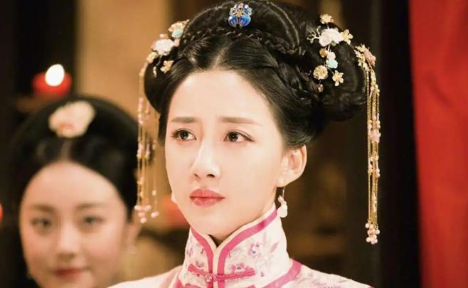 1608年，努尔哈赤把14岁的亲生女儿穆库什，塞进政敌布占泰的婚床，四年后又把怀