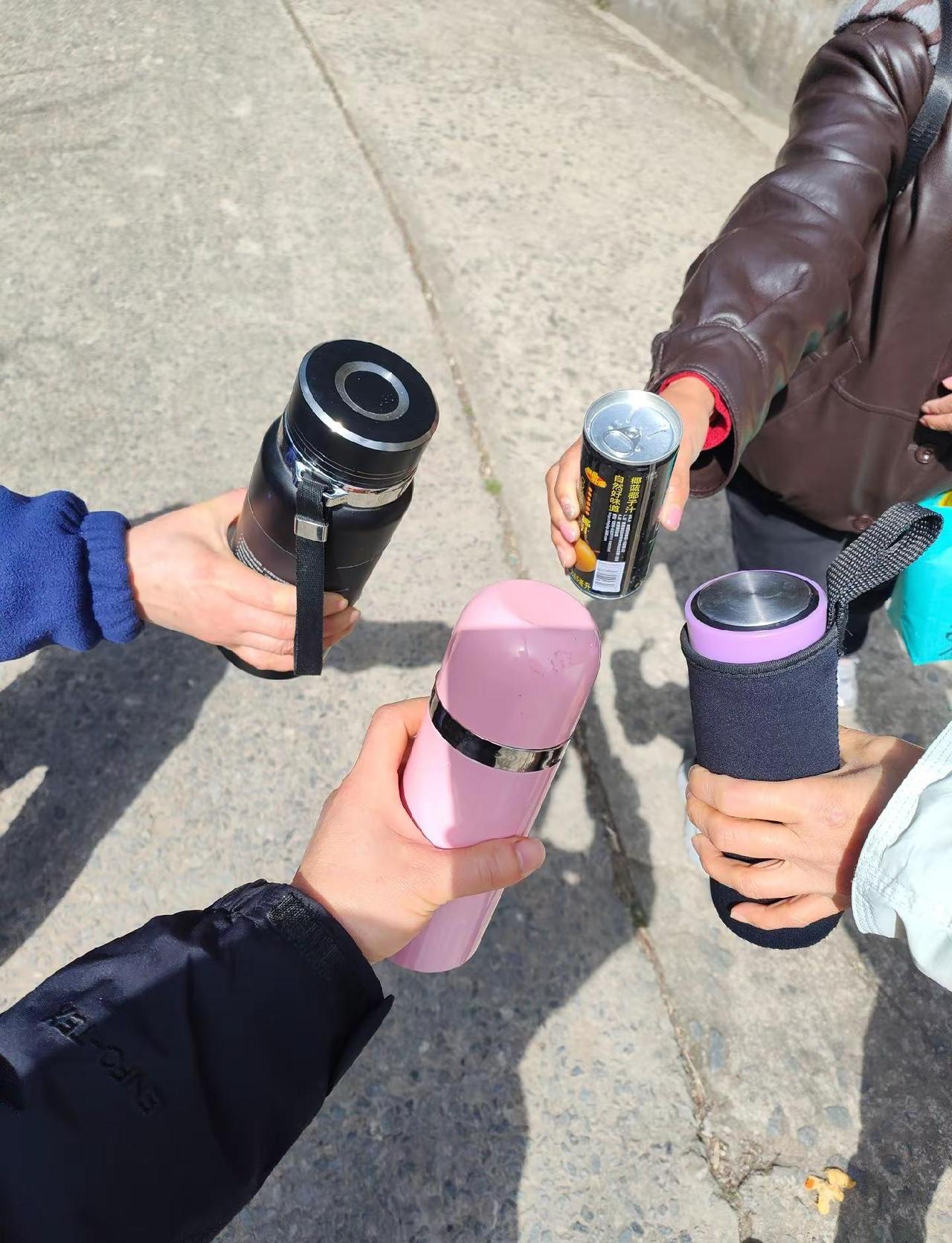 诗和远方有点贵，还是爬山最实惠。清风白云不收费，负氧离子润心肺，身强体健是回馈，