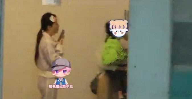 甜馨疑似当姐姐了 近日，甜馨妈妈被拍到带着保姆和一名约3岁的小女孩一同回家，小女