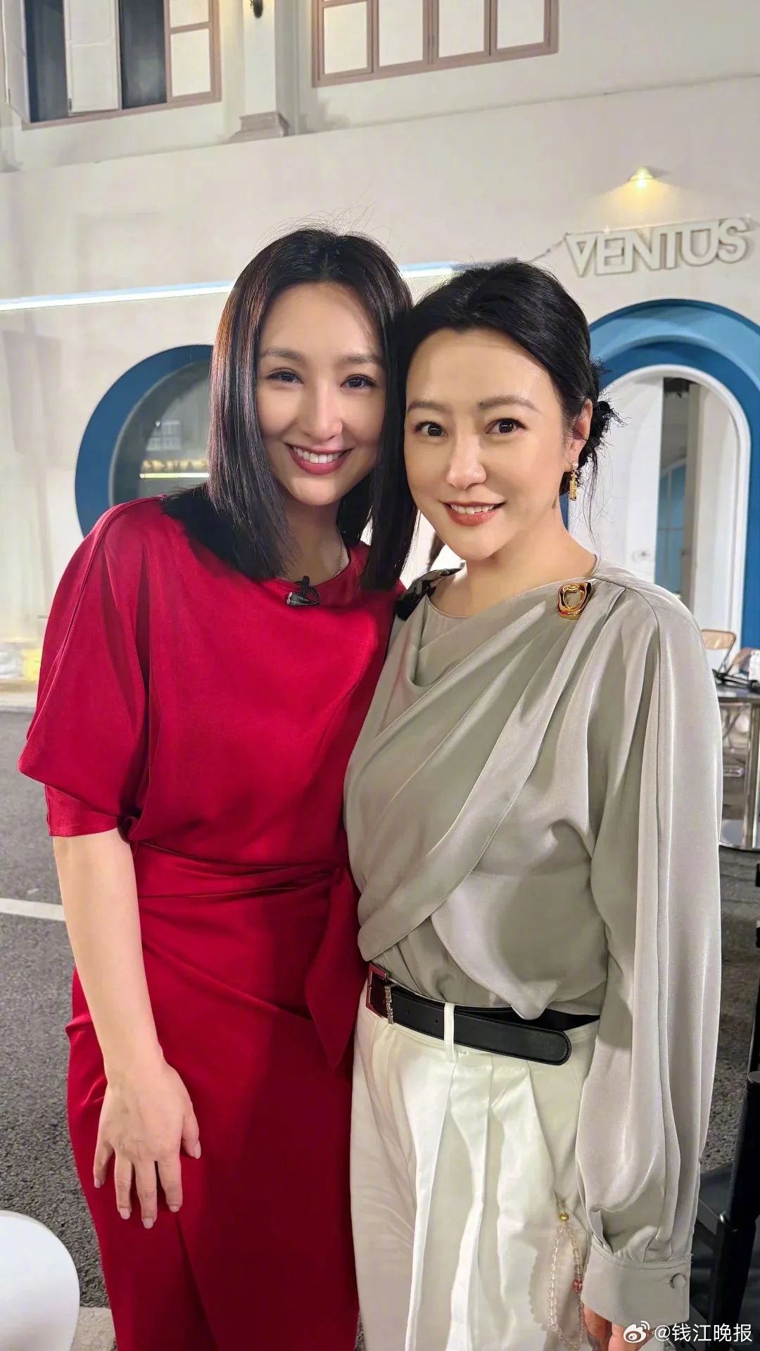 【#高海宁晒和郝蕾刘涛开工合影#】近日，艺人高海宁在社交平台晒出《无限超越班》第