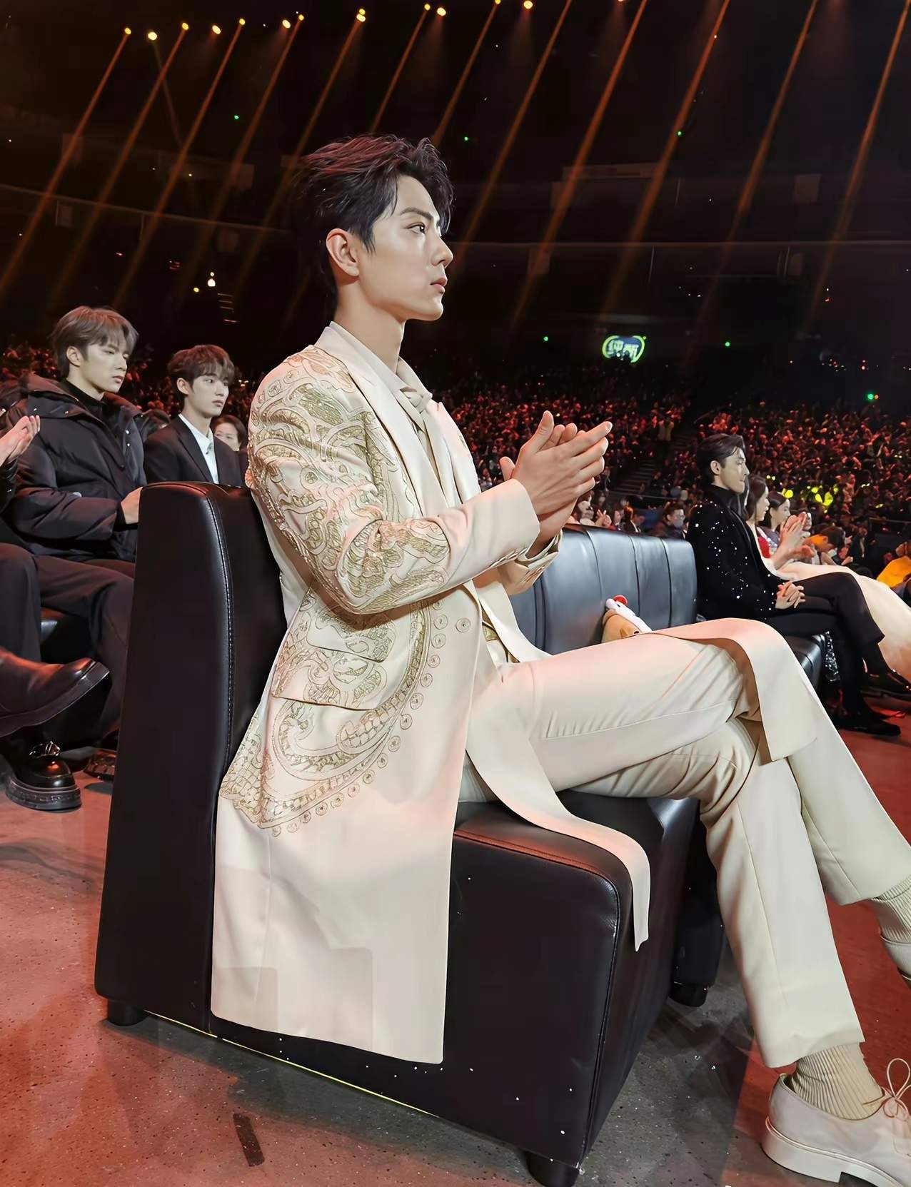 以他的咖位，还用穿一双不合脚的鞋？ 