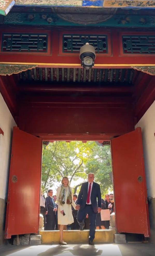 施泰因迈尔牵着妻子的手一起跨入颐和园的中式大门，这画面太暖了吧！

他迈门槛那一