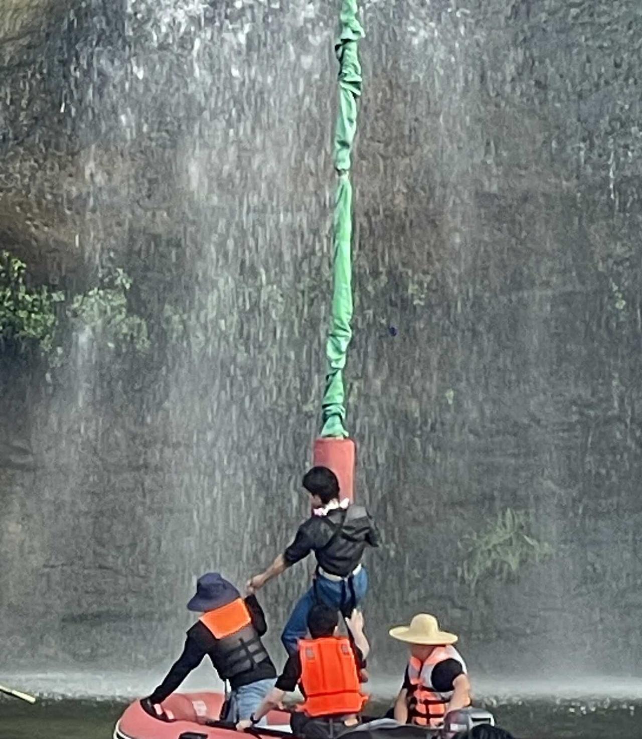 韩东君蹦极，胳膊脱臼后依然坚持拍摄🎬
韩东君