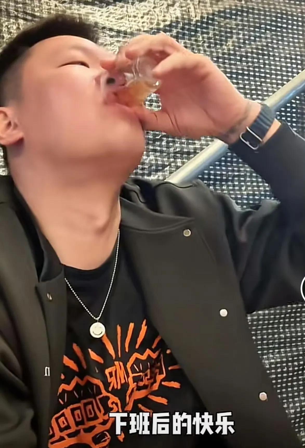 朱芳雨不顾球迷痛斥攻击，继续我行我素比赛结束后开启快乐的下班生活，大口喝酒大口吃
