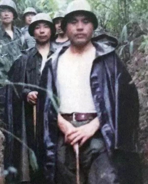 1986 年，老山战场前线，大雨倾盆。61 师师长刘登云站在指挥所前，脸色严峻。