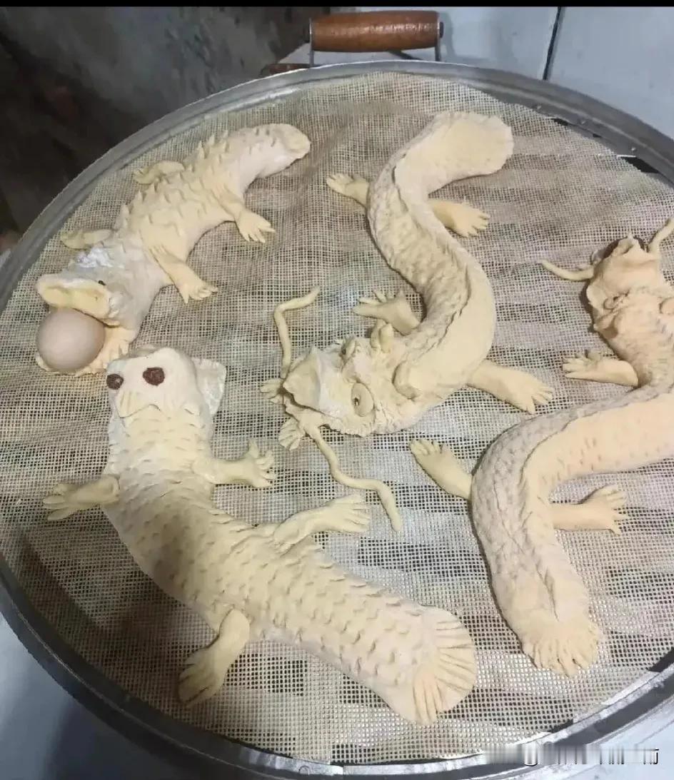 蒸之前是四龙戏珠，蒸之后是娃娃鱼玩弹珠。

这鲶鱼做的不错啊!