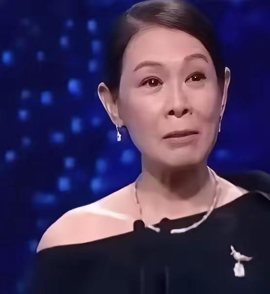 56岁的刘若英，最近在节目里聊开了高龄生育的事。她41岁才结婚，婚后三年没少折腾