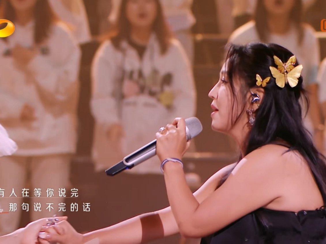 #何洁唱的是盛夏忆的是乘风#何洁唱《盛夏》，当她拉着萨顶顶的手的时候，一定也难忘