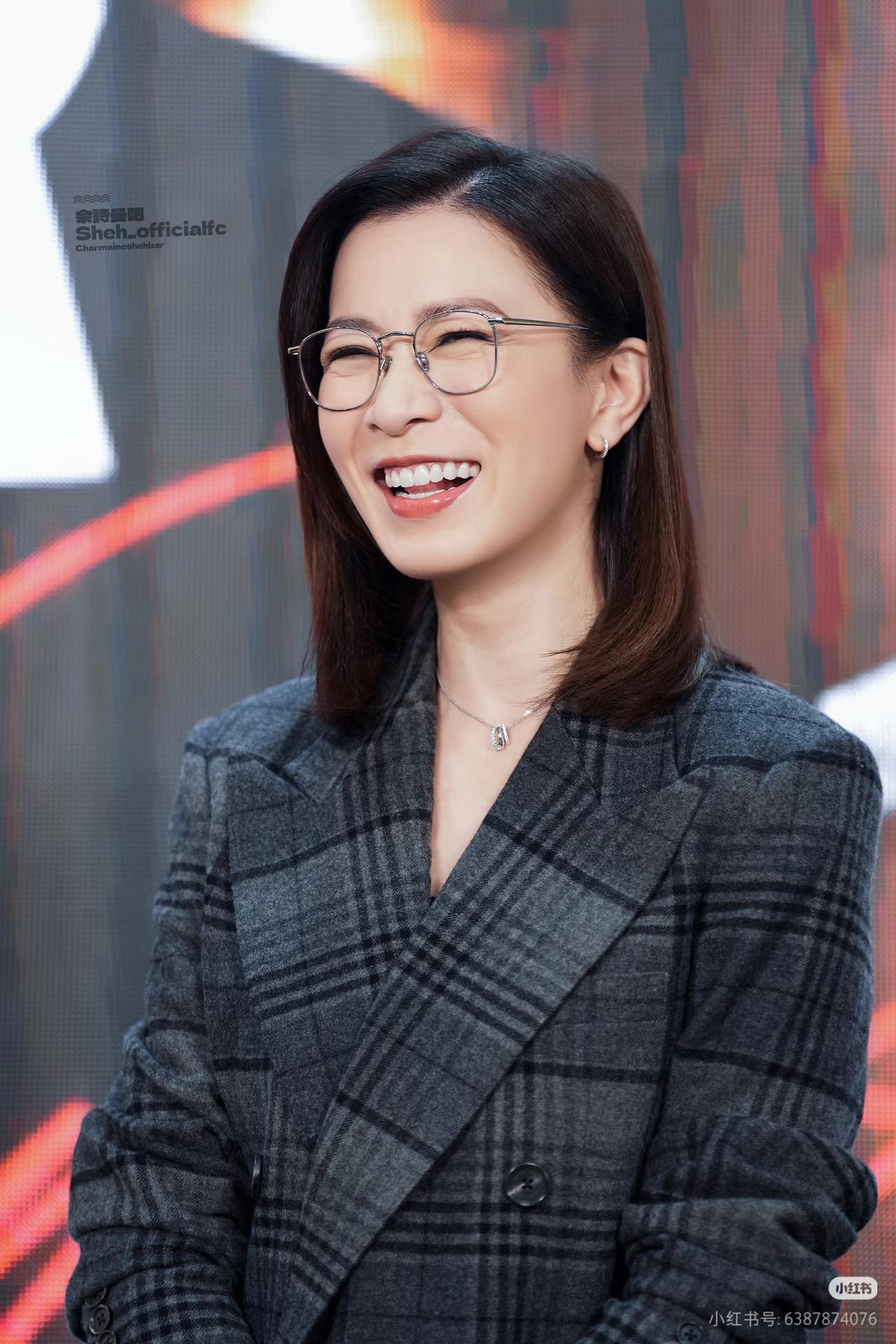 终于知道为啥很少见到佘诗曼笑了，
不是因为正义女神的角色需要，
也不是因为她年纪