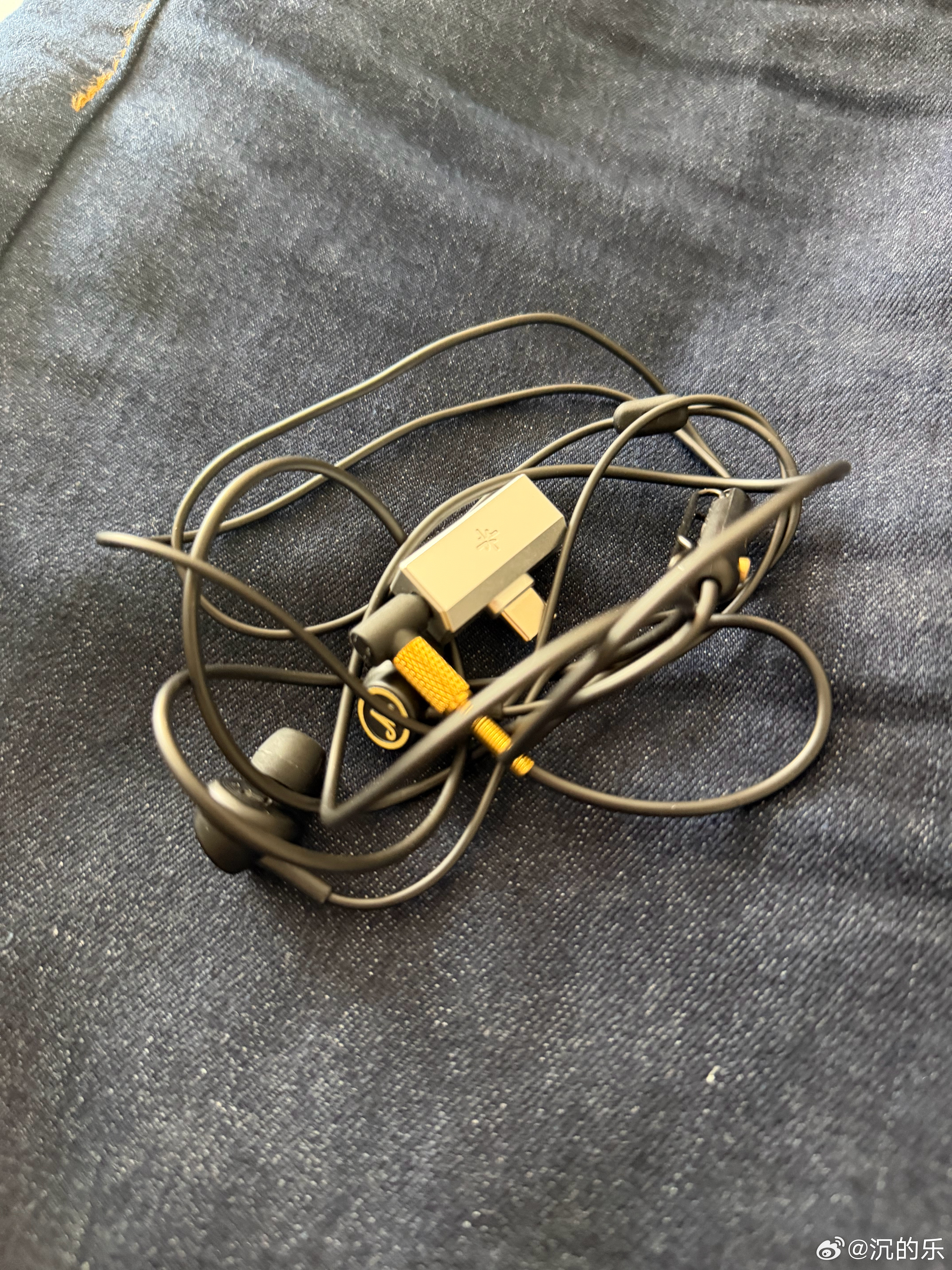 有线耳机被淘汰10年翻红 销量暴涨这道题我会啊！有线有有线的优点，无线有无线的好