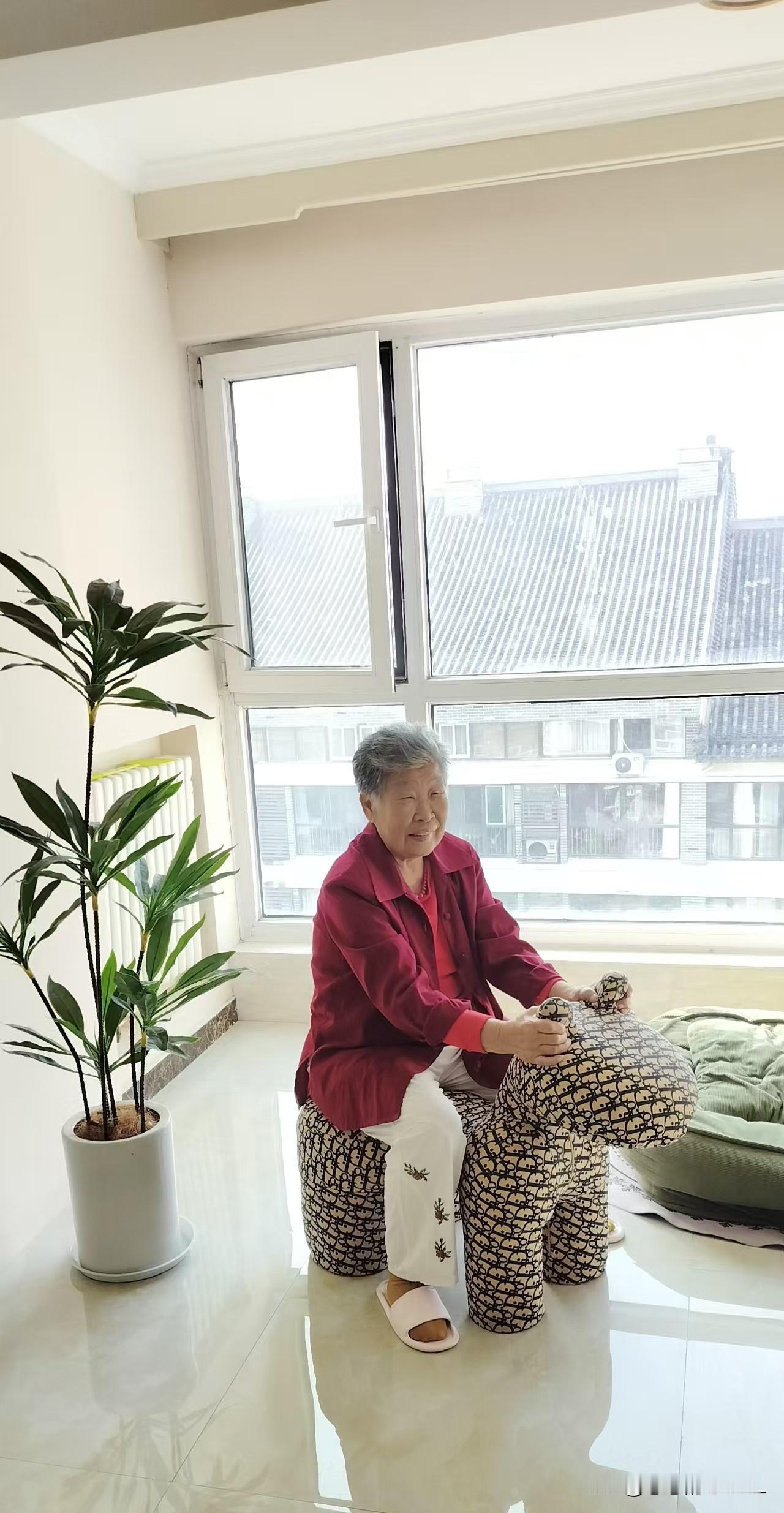今天是母亲节，祝我的妈妈节日快乐。

这两天，
关于母亲节的话题也吵翻了天！
