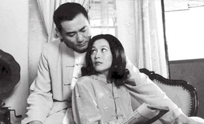 1943年的一天，任汪伪宣传部副部长的胡兰成在《天地》月刊上看到一篇小说《封锁》