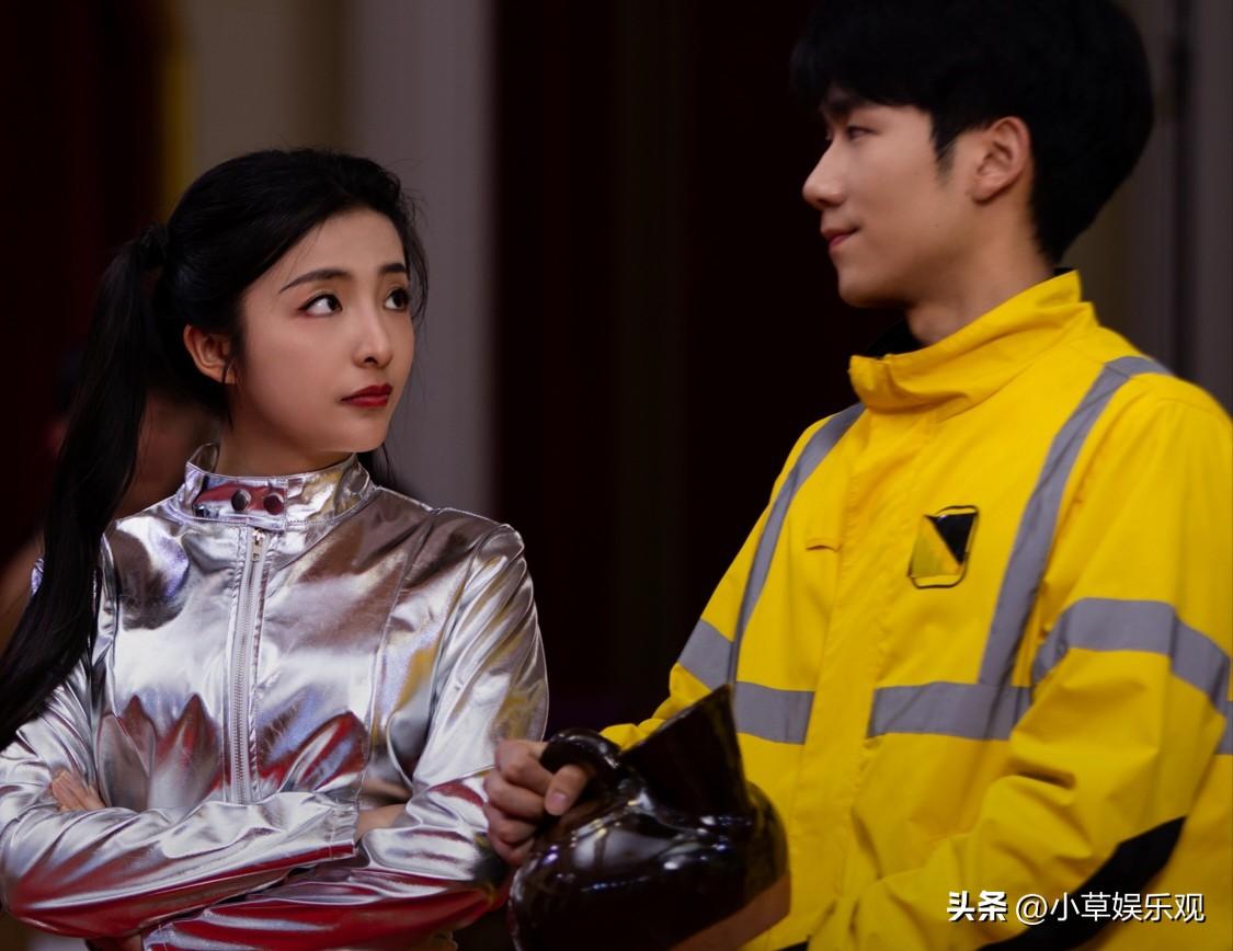 别急着骂AI短剧没灵魂，我倒是觉得，它比某些真人演的都真。那些粗糙、刻意、套路化