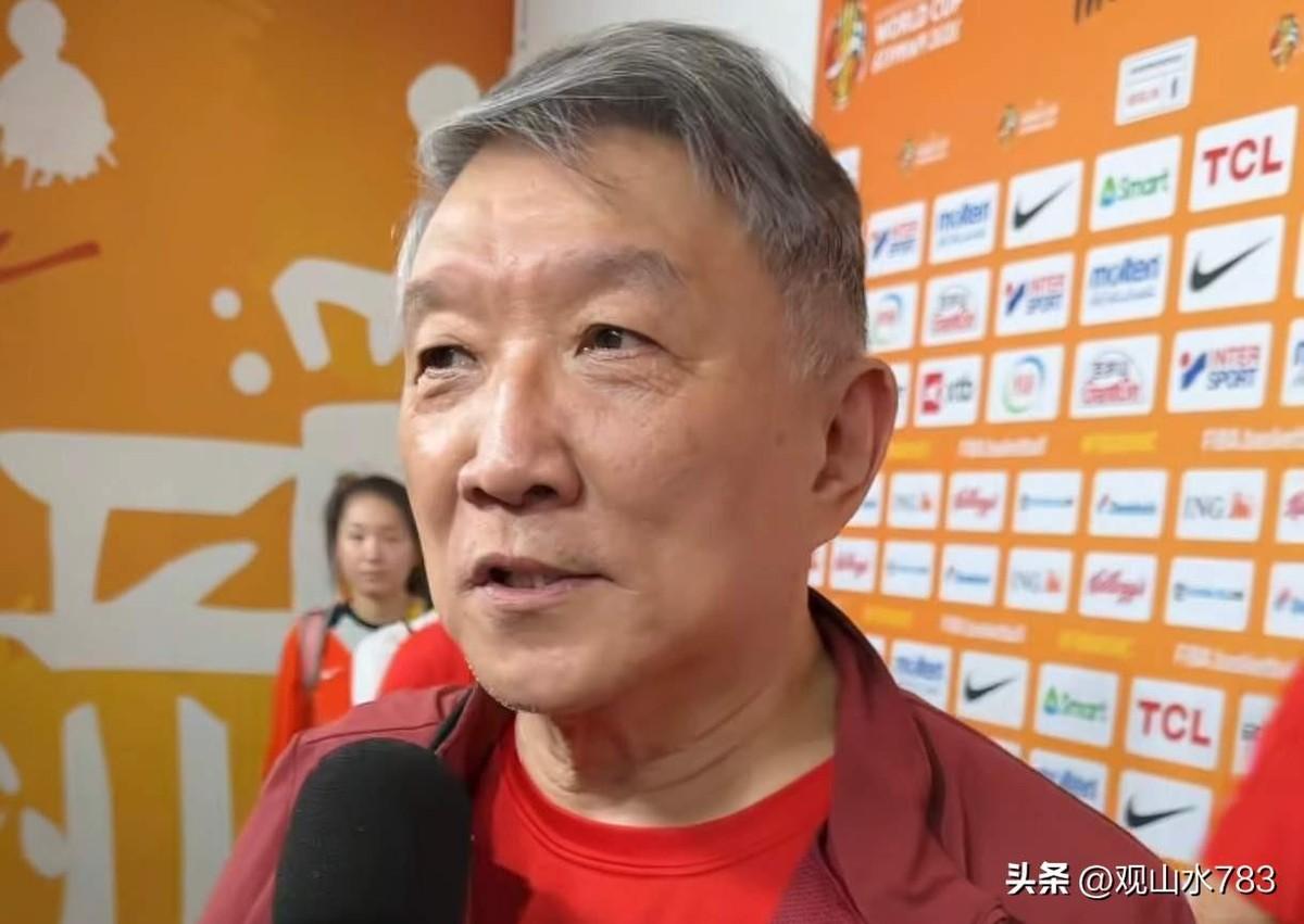 如果教练站着指挥，33分的差距就能抹平吗？
你看美国队教练，全场就钉在边线那儿，