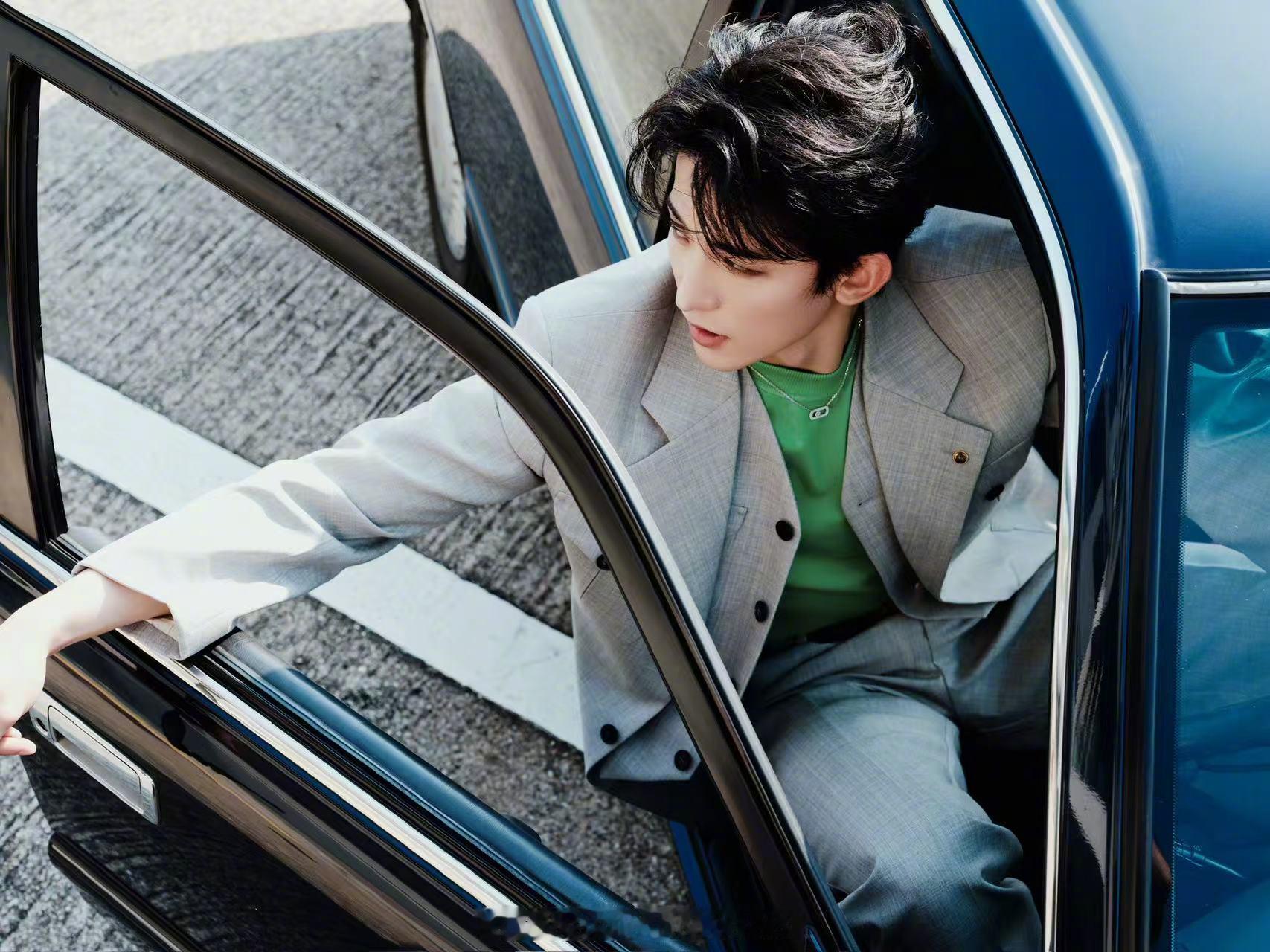 常华森今日尖叫之夜红毯 这套大胆的撞色造型，来自9月米兰时装周上刚刚发布的VER