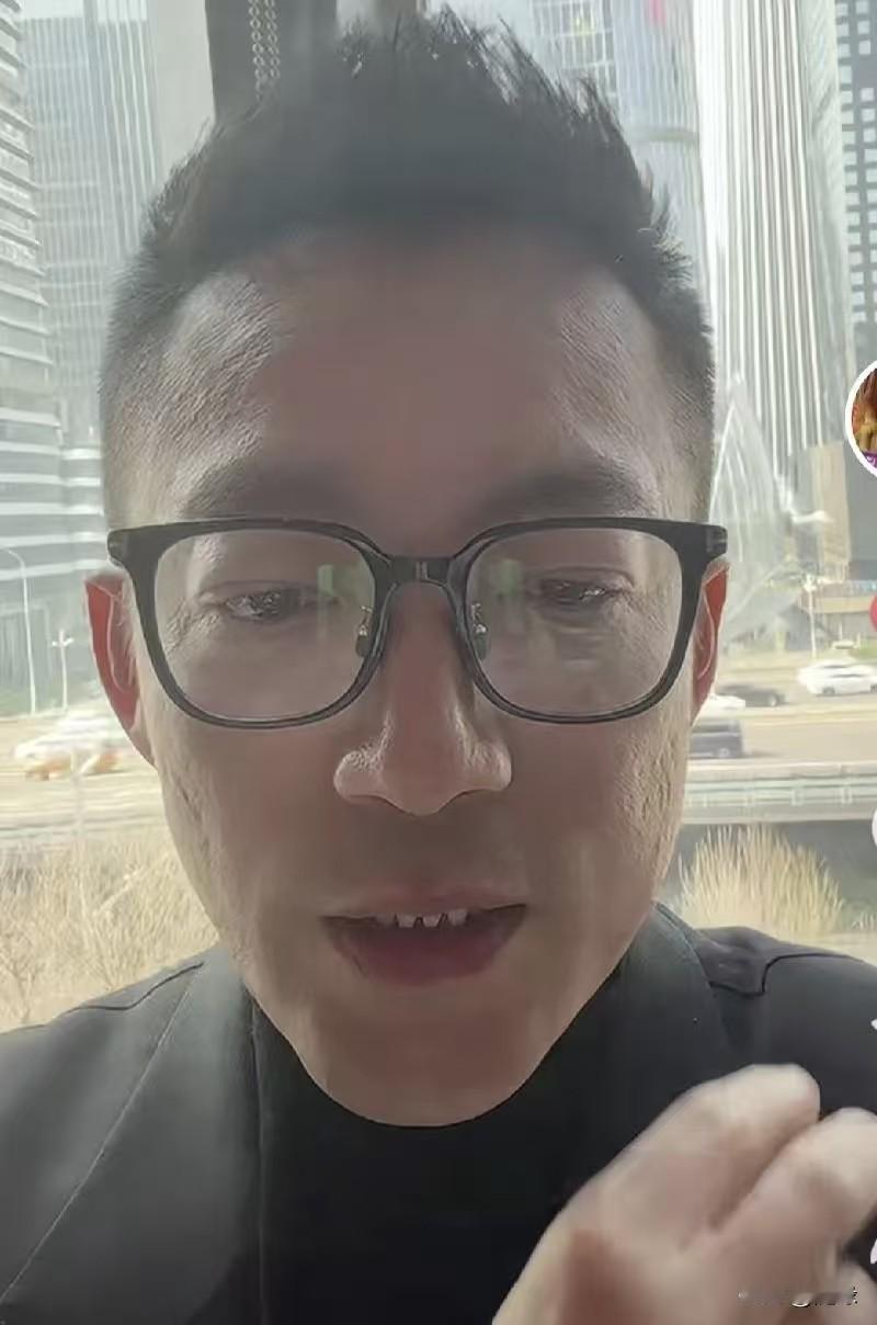 小菲从湾湾回北京了，和兰姐一起在国贸麻六记店试菜，随行的还有几个高层。小菲就坐在