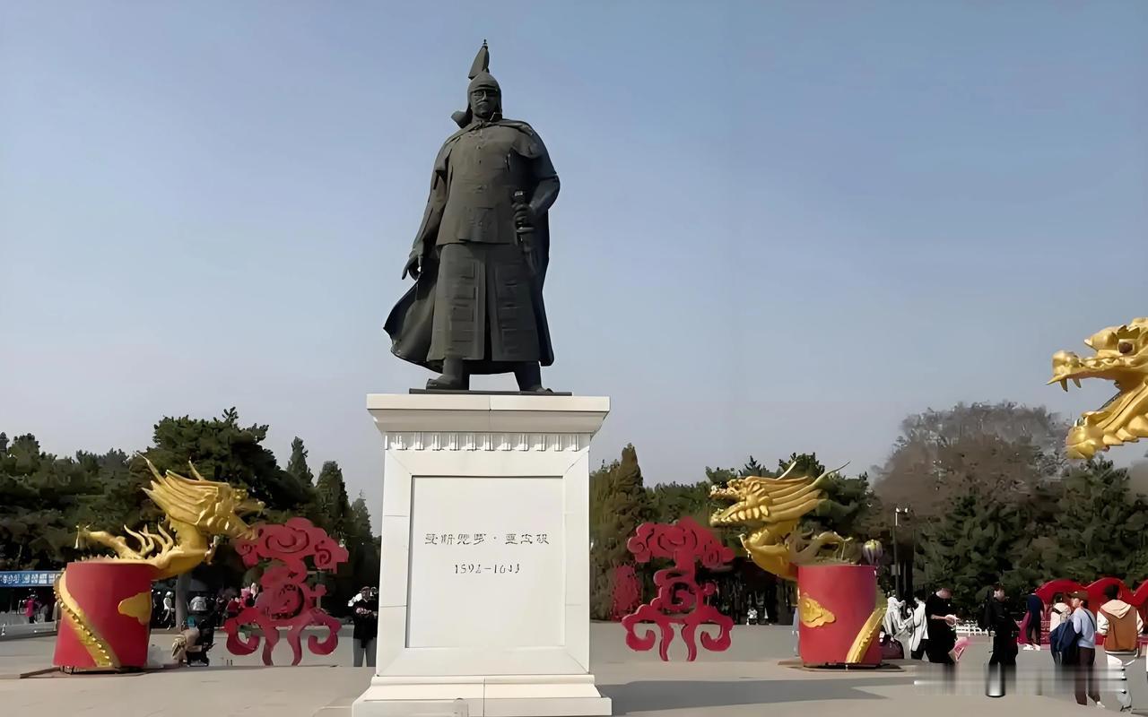 七律：北陵公园纪游
雨后青天见彩云，北陵景色近黄昏。
风吹岸柳摇金线，夕照秋花绽