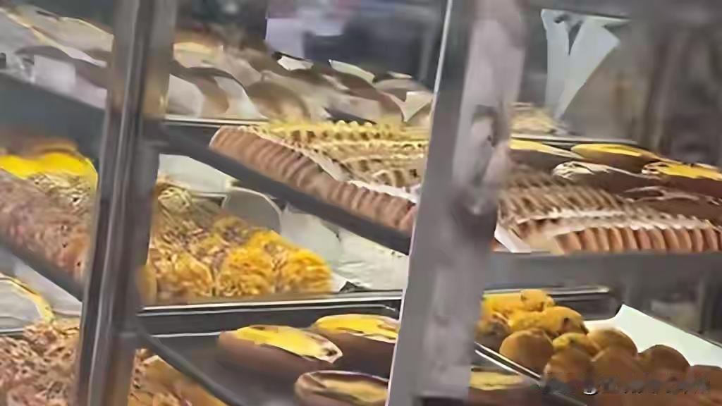 郑州“6元面包摊”爆火！比流量更“香”的，是那份坚守与真诚！

（素材来自网络）