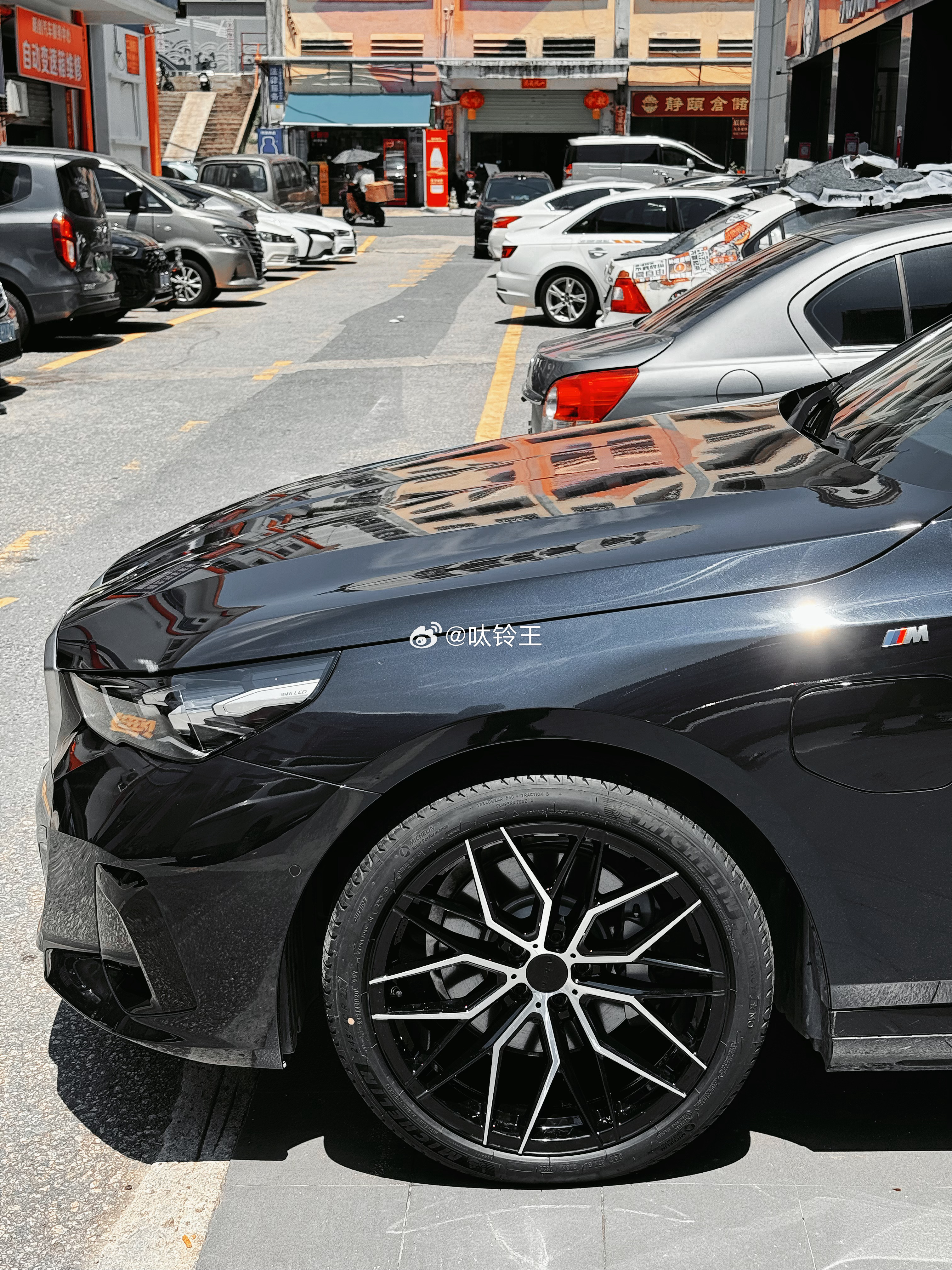 给老哥的宝马 i5 35L 安排上一套 单片锻造 亮黑色车面 ，双拼色效果相当到