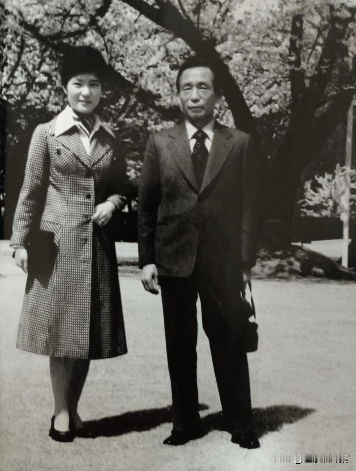 1974年，韩国西江大学校园，22岁的朴槿惠即将毕业，这是她与朴正熙为数不多的合