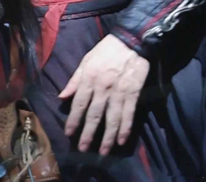 知道他为啥每次都把手p得粉粉嫩嫩的原因了吧，因为不p不好看 